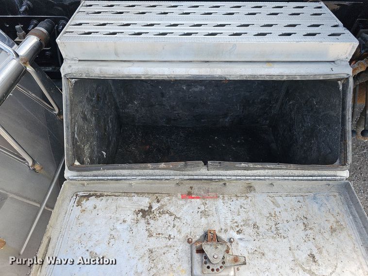 image for item DO2814 2018 Volvo VNL  semi truck