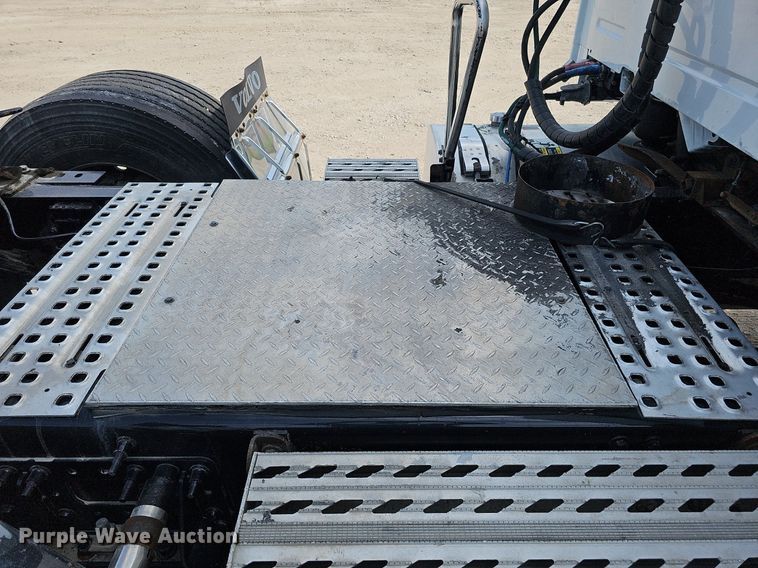 image for item DO2814 2018 Volvo VNL  semi truck