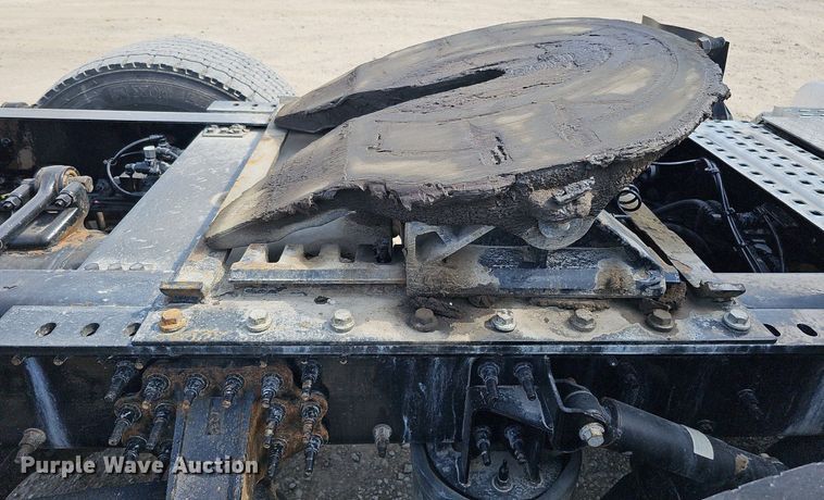 image for item DO2814 2018 Volvo VNL  semi truck