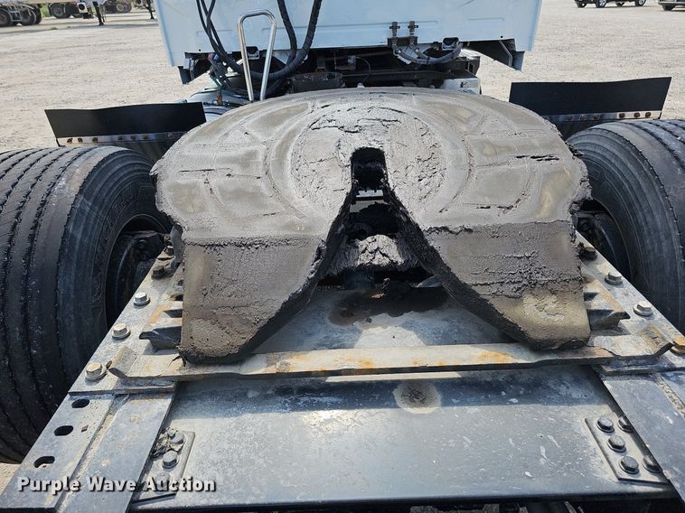 image for item DO2814 2018 Volvo VNL  semi truck