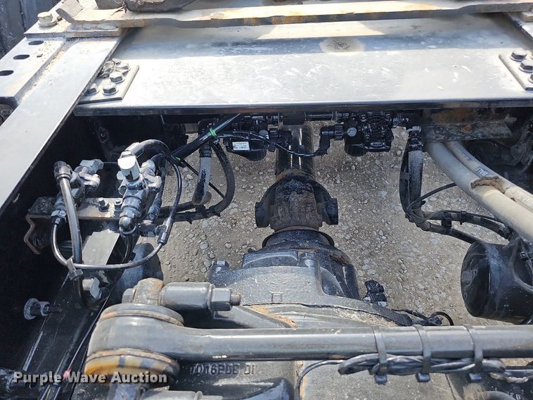 image for item DO2814 2018 Volvo VNL  semi truck