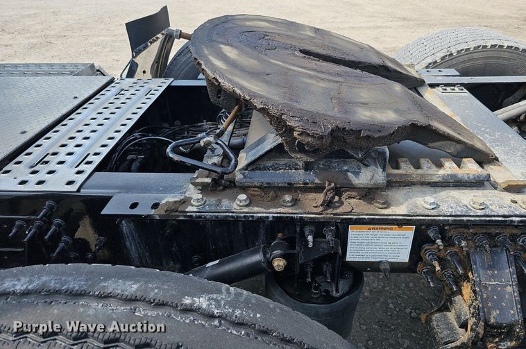 image for item DO2814 2018 Volvo VNL  semi truck