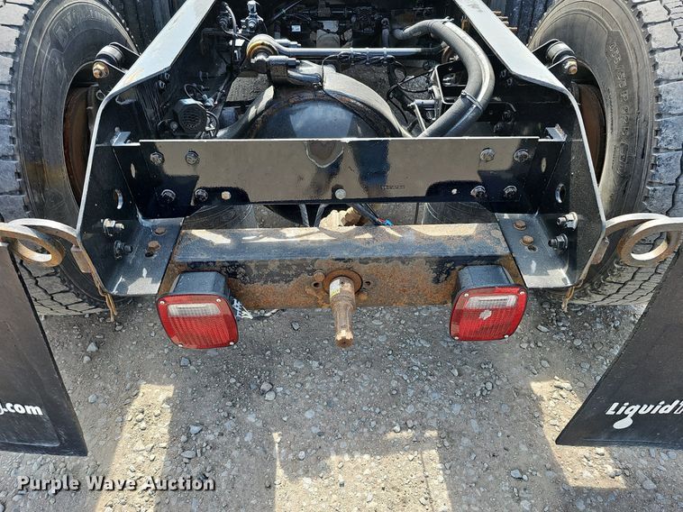 image for item DO2814 2018 Volvo VNL  semi truck