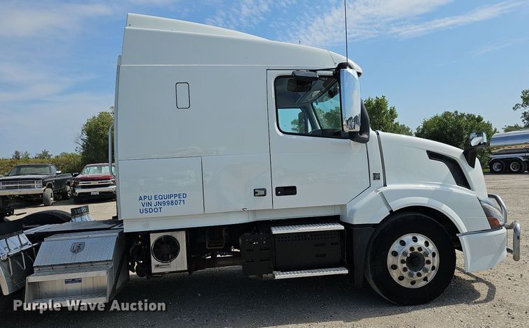 image for item DO2814 2018 Volvo VNL  semi truck
