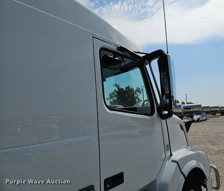 image for item DO2814 2018 Volvo VNL  semi truck