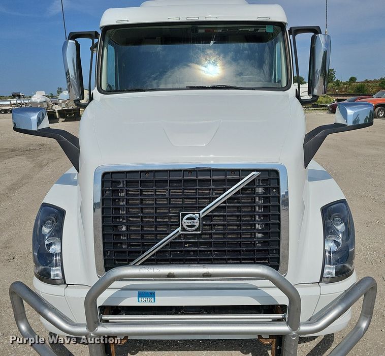 image for item DO2814 2018 Volvo VNL  semi truck