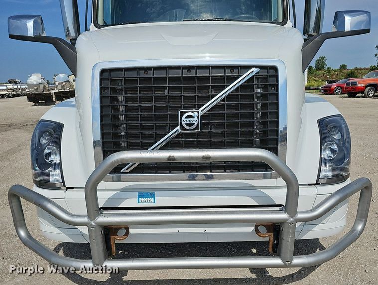 image for item DO2814 2018 Volvo VNL  semi truck