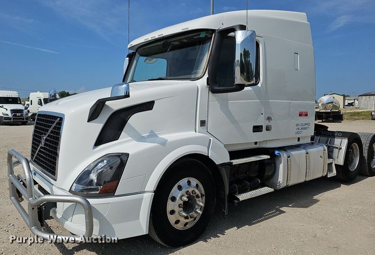 image for item DO2814 2018 Volvo VNL  semi truck