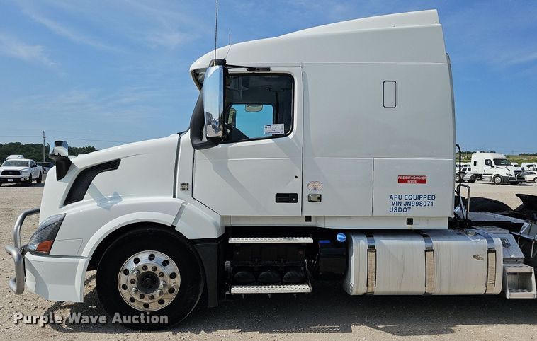 image for item DO2814 2018 Volvo VNL  semi truck