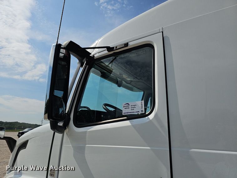 image for item DO2814 2018 Volvo VNL  semi truck
