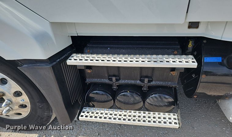 image for item DO2814 2018 Volvo VNL  semi truck