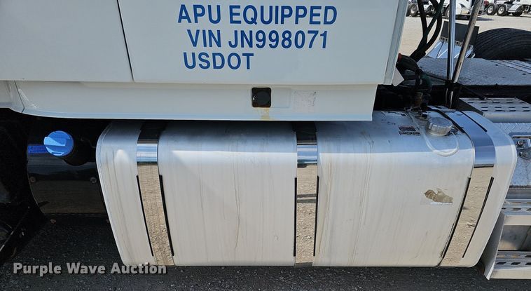 image for item DO2814 2018 Volvo VNL  semi truck