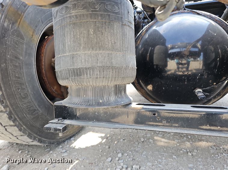 image for item DO2814 2018 Volvo VNL  semi truck