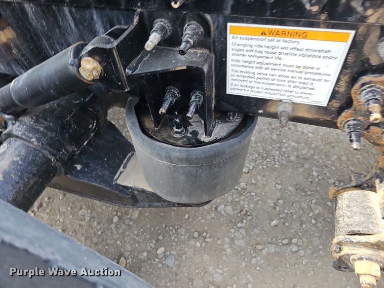 image for item DO2814 2018 Volvo VNL  semi truck