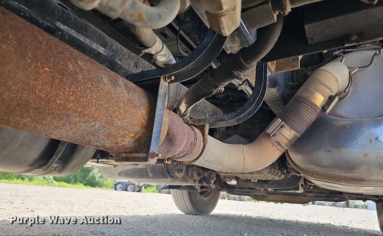 image for item DO2814 2018 Volvo VNL  semi truck