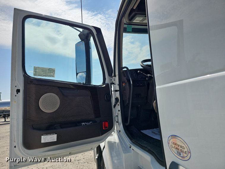 image for item DO2814 2018 Volvo VNL  semi truck
