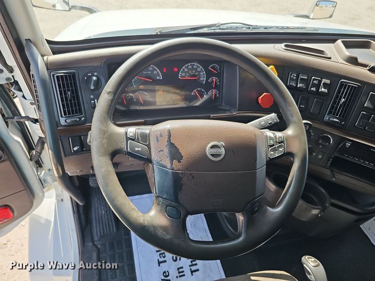 image for item DO2814 2018 Volvo VNL  semi truck