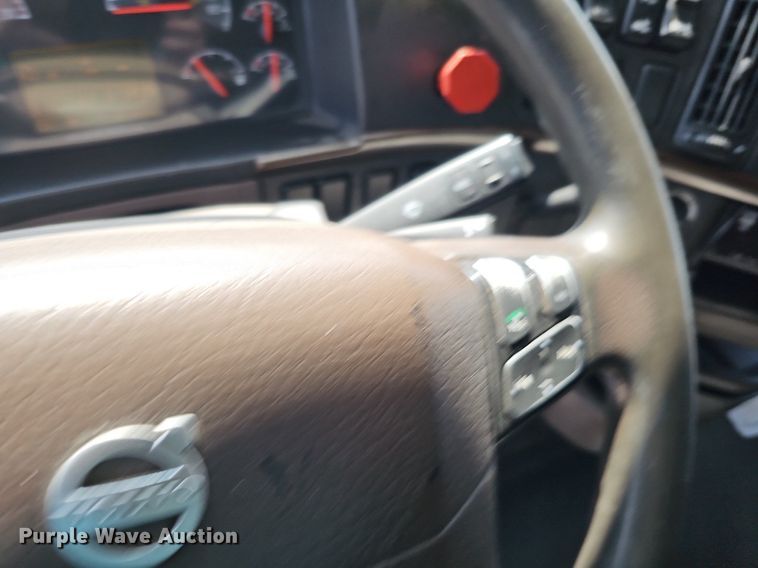 image for item DO2814 2018 Volvo VNL  semi truck