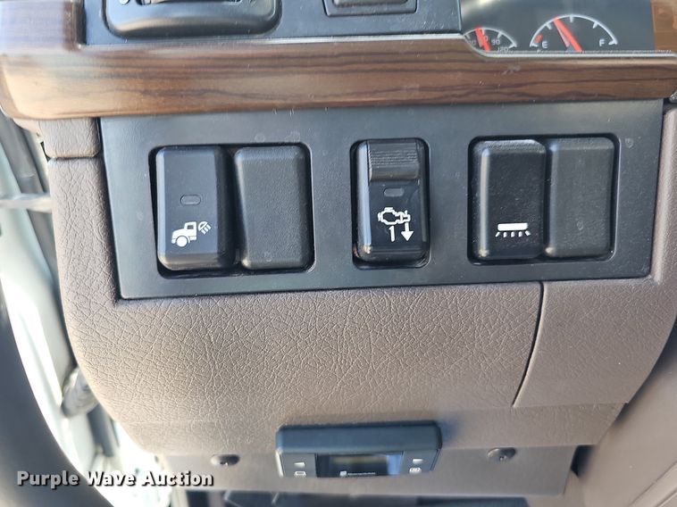 image for item DO2814 2018 Volvo VNL  semi truck