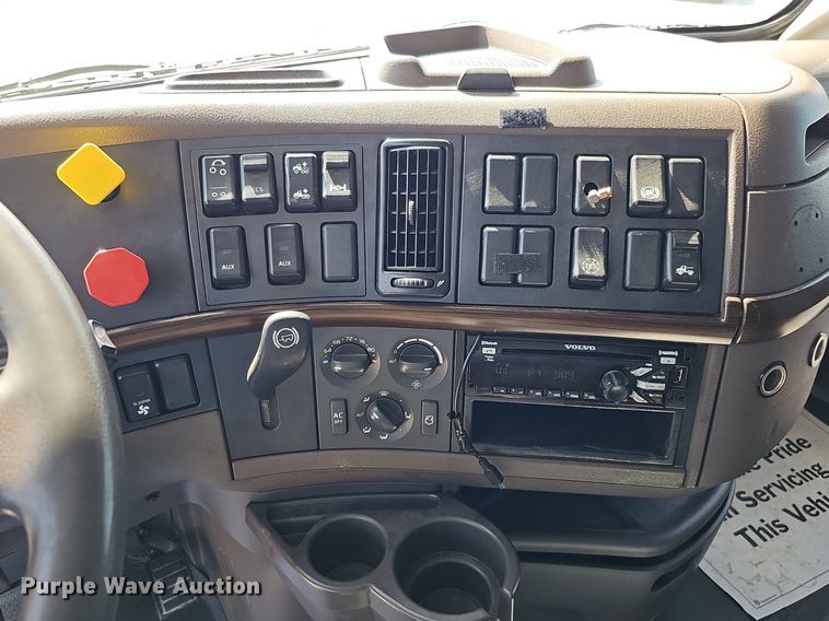 image for item DO2814 2018 Volvo VNL  semi truck