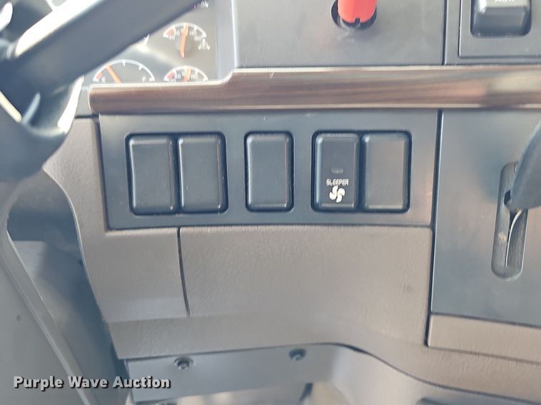 image for item DO2814 2018 Volvo VNL  semi truck