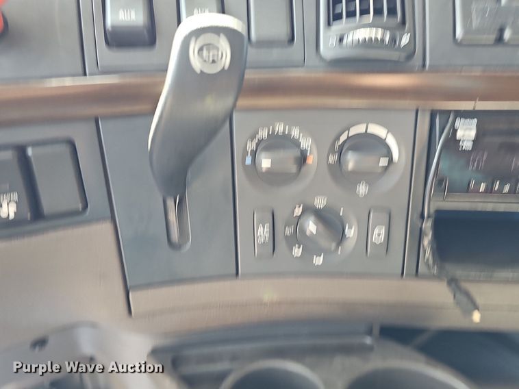 image for item DO2814 2018 Volvo VNL  semi truck