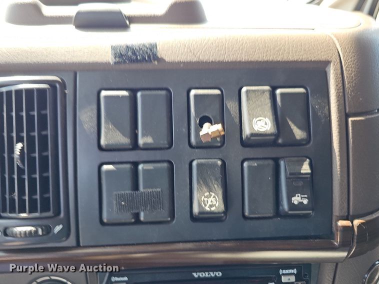 image for item DO2814 2018 Volvo VNL  semi truck