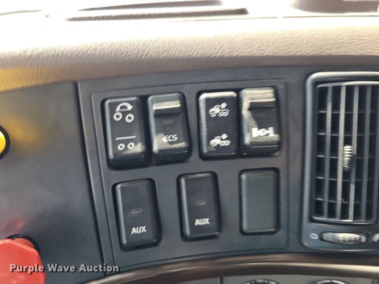 image for item DO2814 2018 Volvo VNL  semi truck