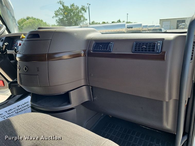 image for item DO2814 2018 Volvo VNL  semi truck