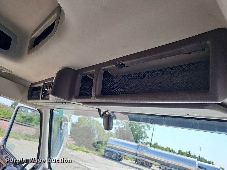 image for item DO2814 2018 Volvo VNL  semi truck