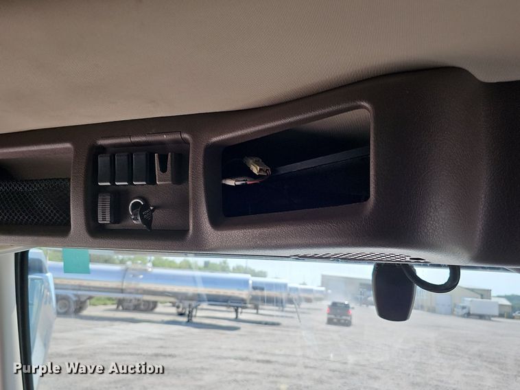 image for item DO2814 2018 Volvo VNL  semi truck