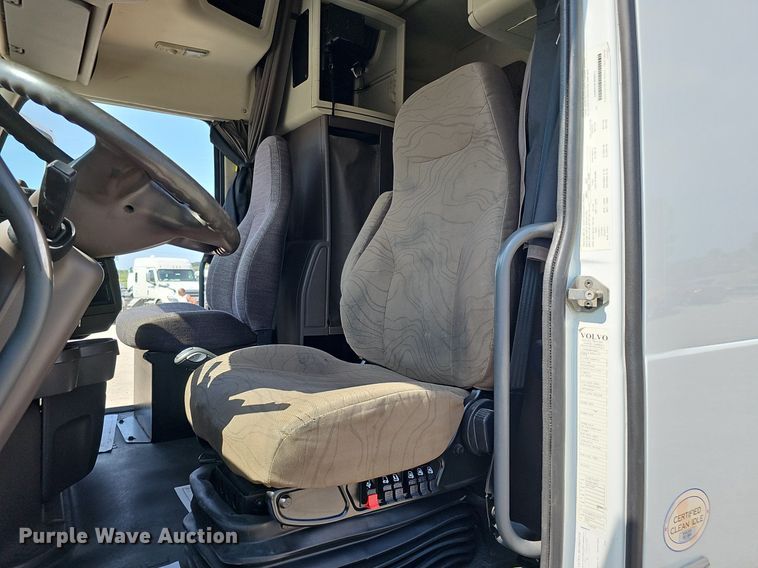 image for item DO2814 2018 Volvo VNL  semi truck