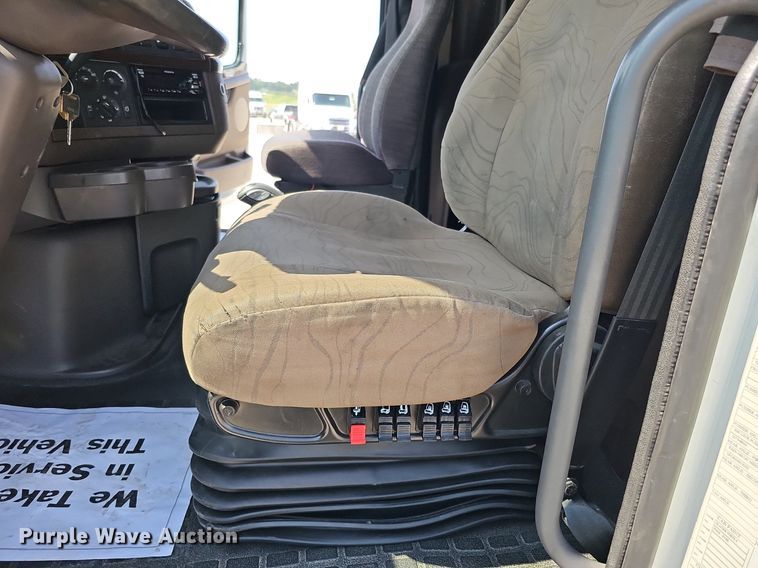 image for item DO2814 2018 Volvo VNL  semi truck