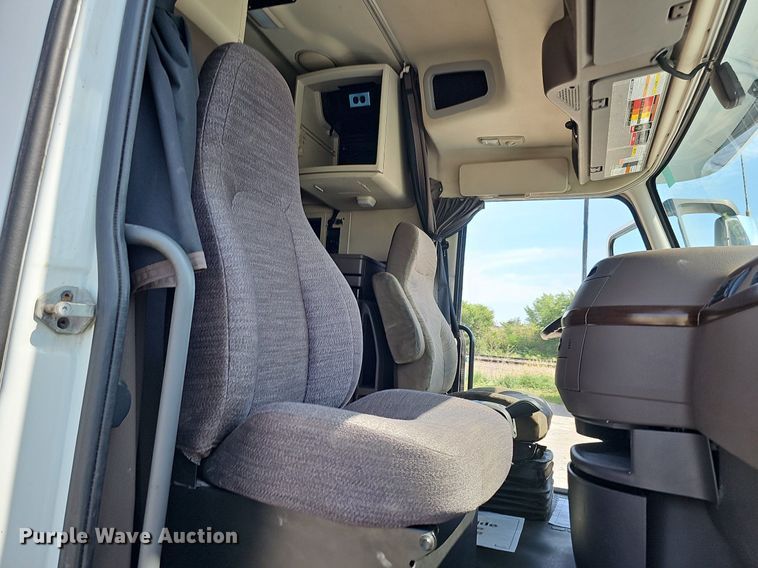 image for item DO2814 2018 Volvo VNL  semi truck