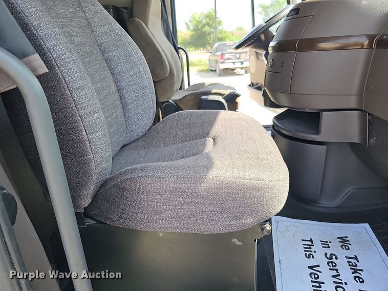 image for item DO2814 2018 Volvo VNL  semi truck