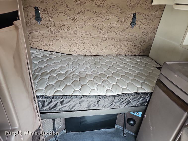 image for item DO2814 2018 Volvo VNL  semi truck