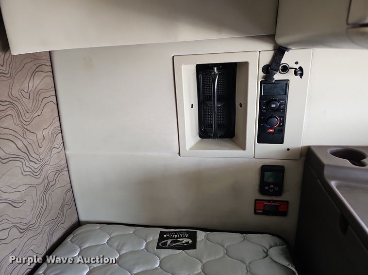 image for item DO2814 2018 Volvo VNL  semi truck