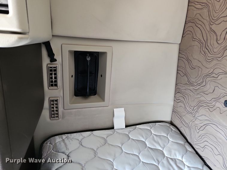 image for item DO2814 2018 Volvo VNL  semi truck