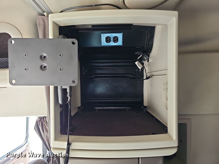 image for item DO2814 2018 Volvo VNL  semi truck