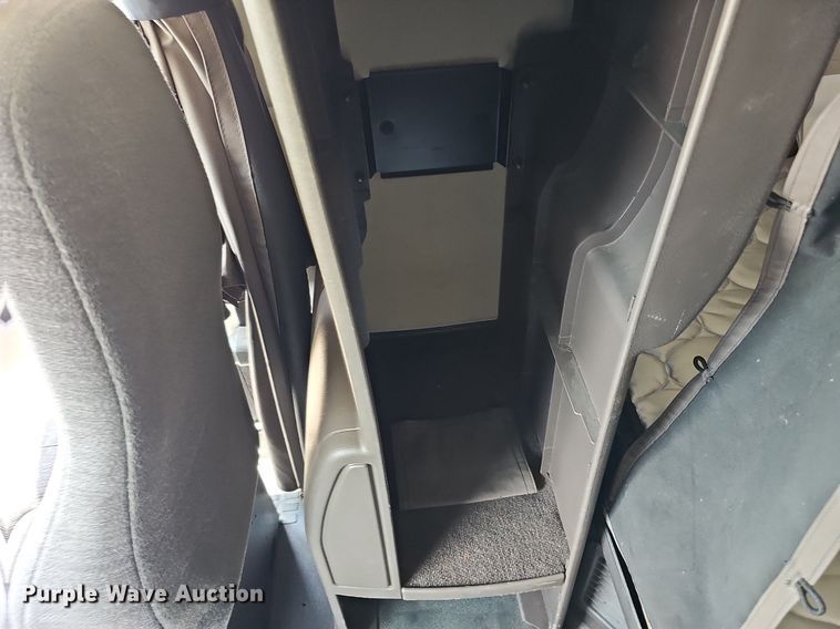 image for item DO2814 2018 Volvo VNL  semi truck