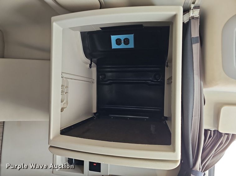 image for item DO2814 2018 Volvo VNL  semi truck