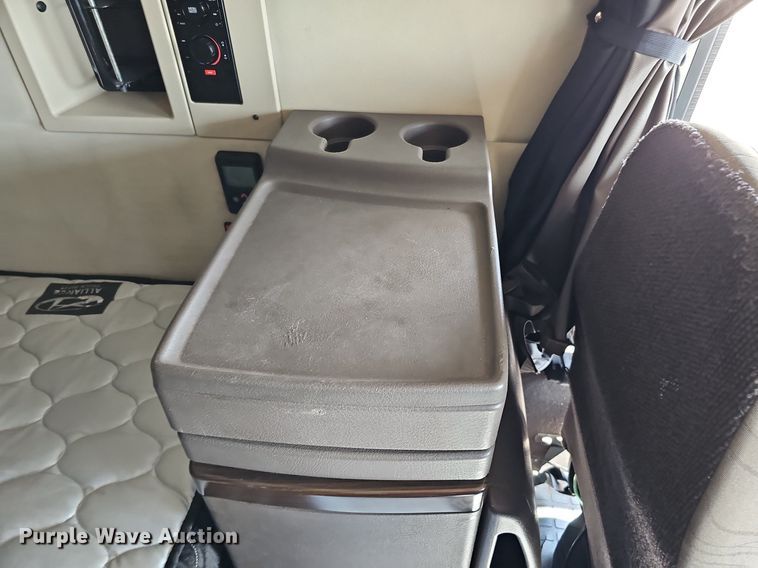 image for item DO2814 2018 Volvo VNL  semi truck