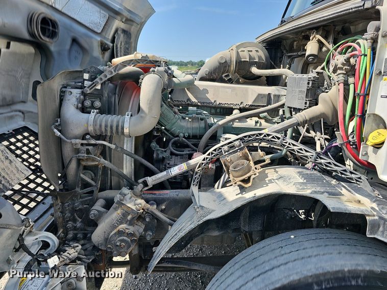 image for item DO2814 2018 Volvo VNL  semi truck