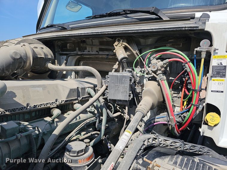 image for item DO2814 2018 Volvo VNL  semi truck