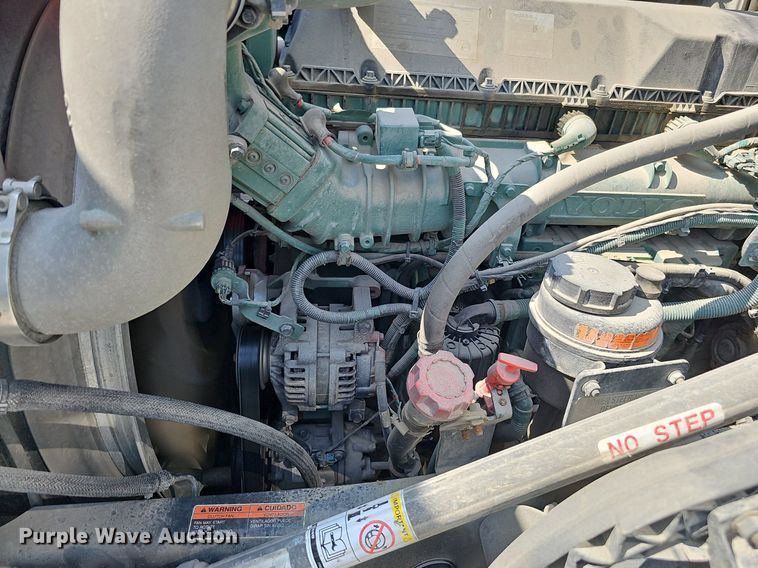 image for item DO2814 2018 Volvo VNL  semi truck