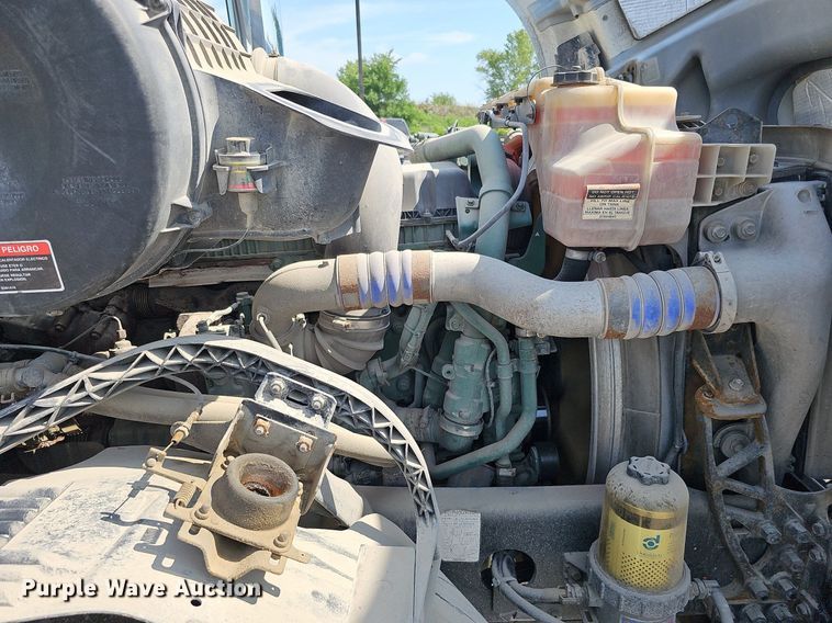 image for item DO2814 2018 Volvo VNL  semi truck