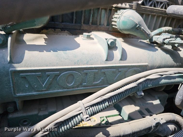 image for item DO2814 2018 Volvo VNL  semi truck