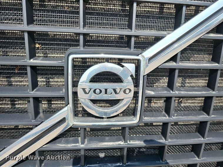 image for item DO2814 2018 Volvo VNL  semi truck