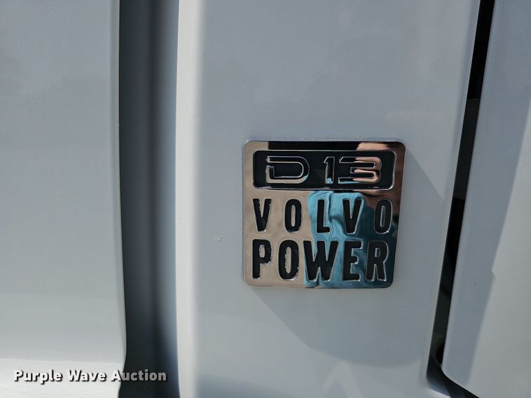 image for item DO2814 2018 Volvo VNL  semi truck