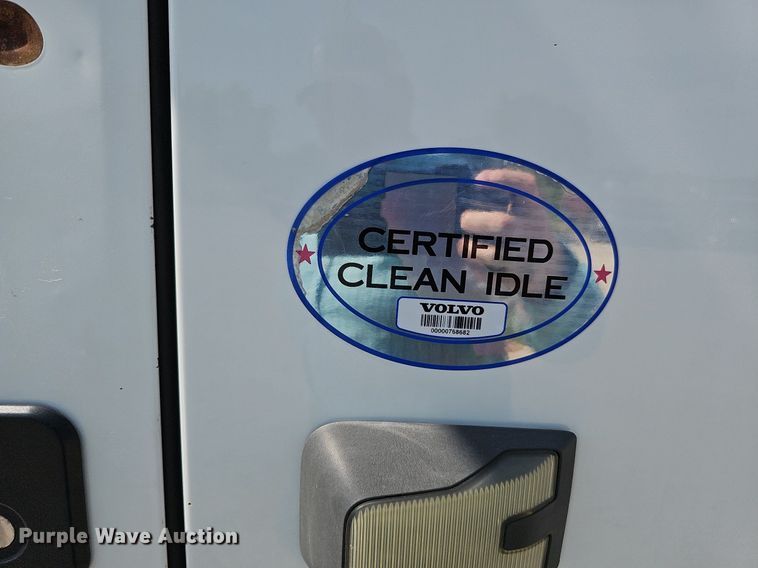 image for item DO2814 2018 Volvo VNL  semi truck